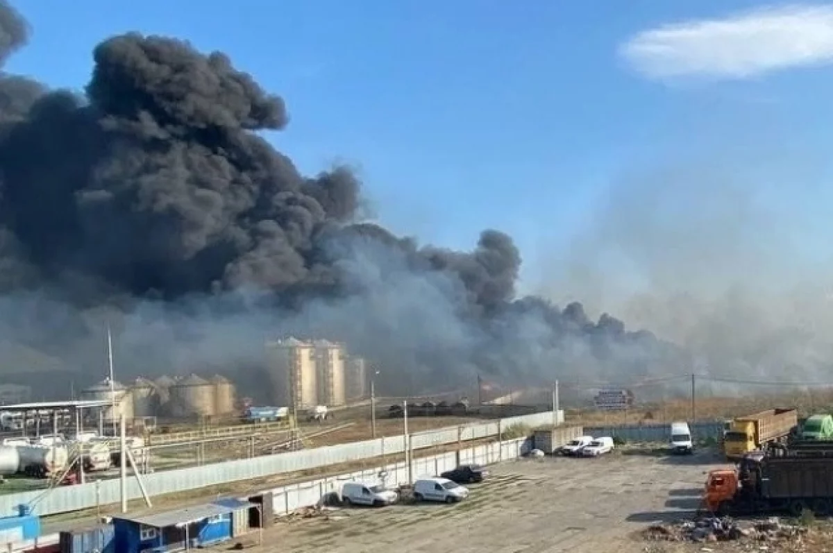 В Азове локализован крупный пожар на складе автопокрышек