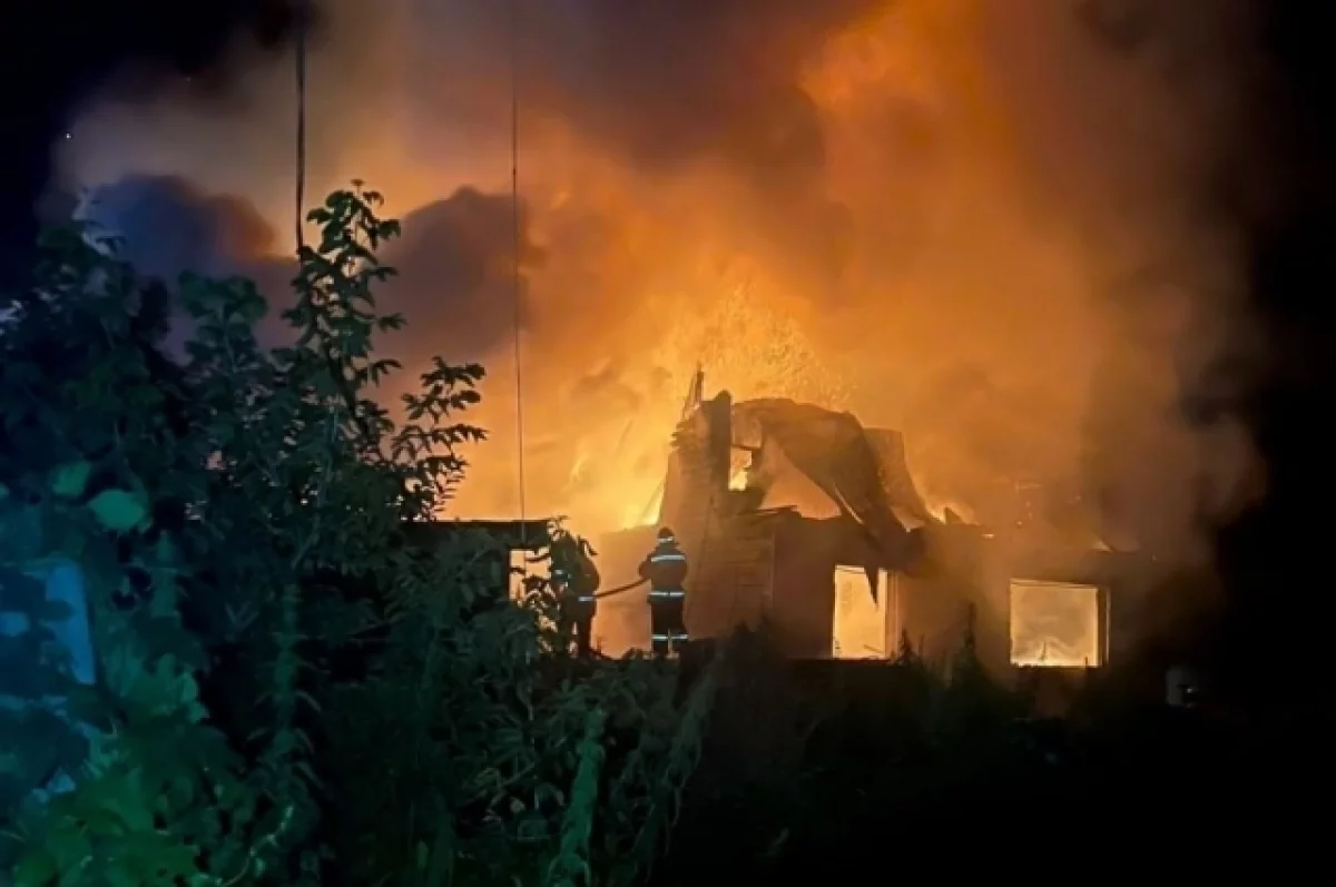 В Бийске ночью сгорел частный дом