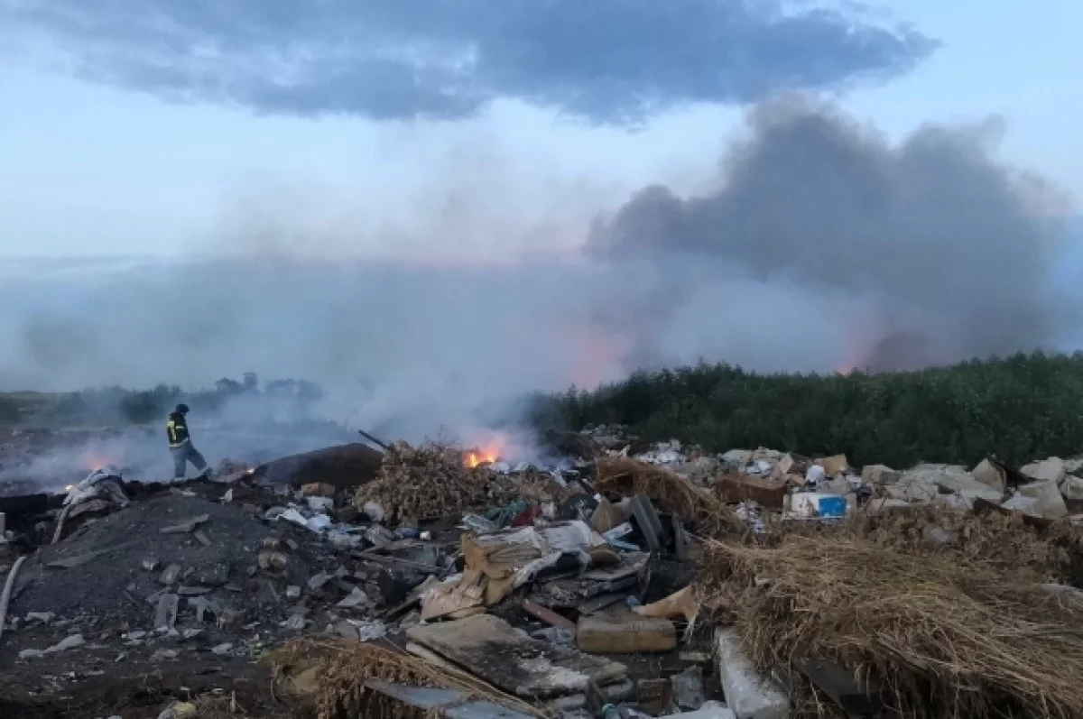 На Алтае горит мусорный полигон