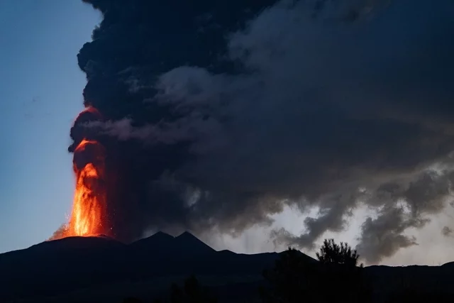 Этна снова разбушевалась: 10 фотографий извержения вулкана