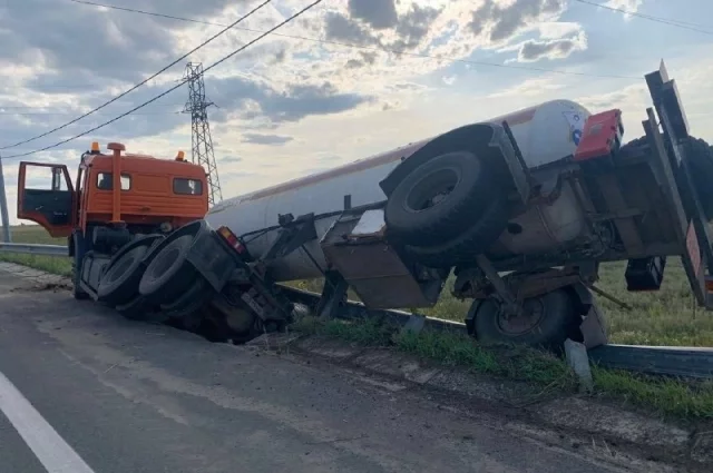 На трассе в Оренбуржье перекрыто движение из-за ДТП с фурами