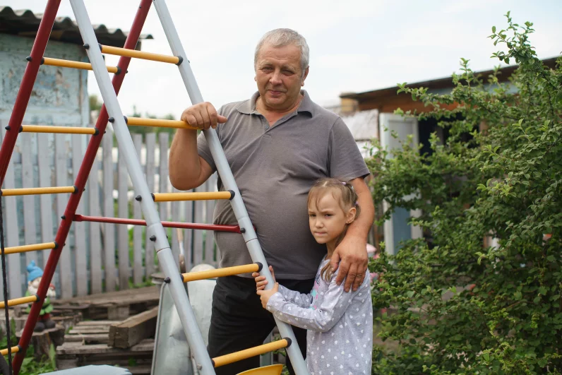 Дочки всегда охотно помогают родителям по хозяйству. Папа Вова в них души не чает. 