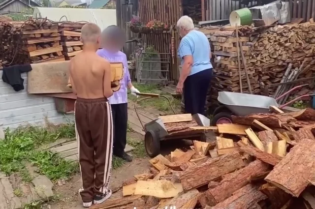 Подростки помогают одной из бабушек, которую пинали по спине.