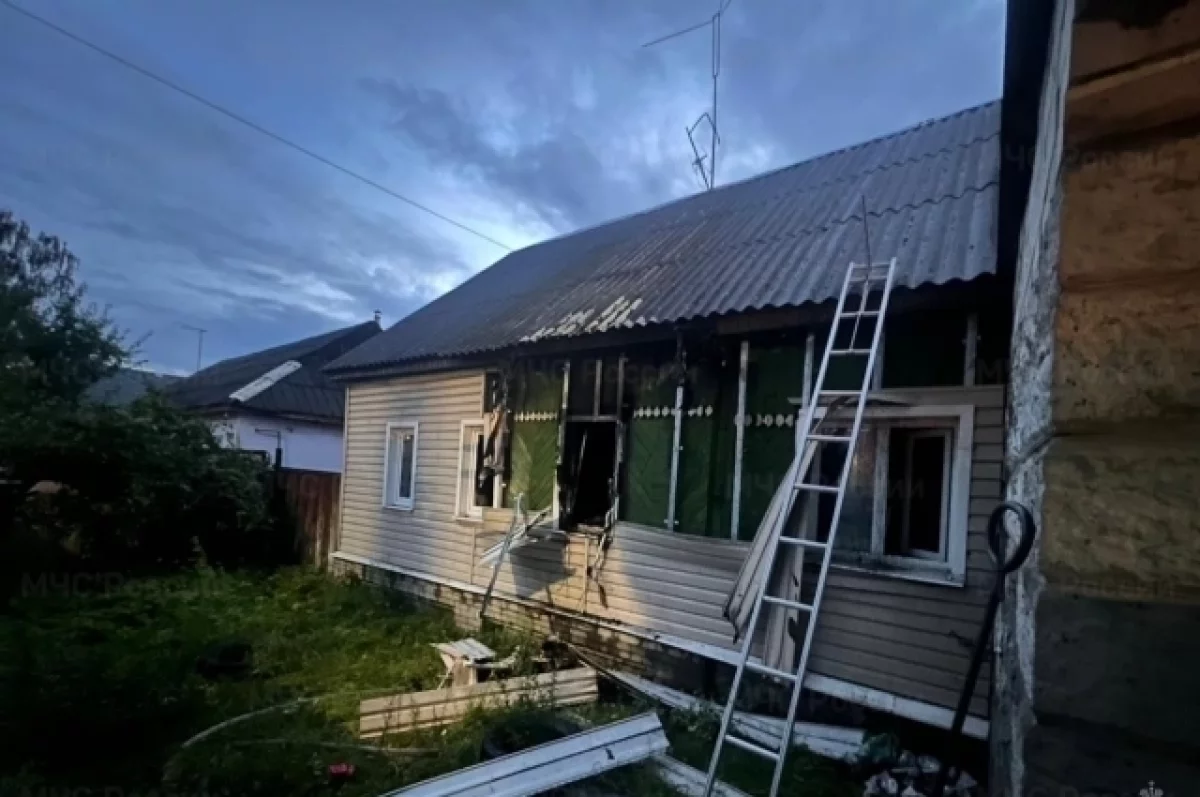 Три отделения пожарных ликвидировали возгорание в частном доме в Брянске