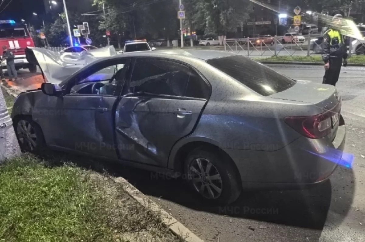 Ночью на Московском проспекте в Брянске столкнулись два автомобиля