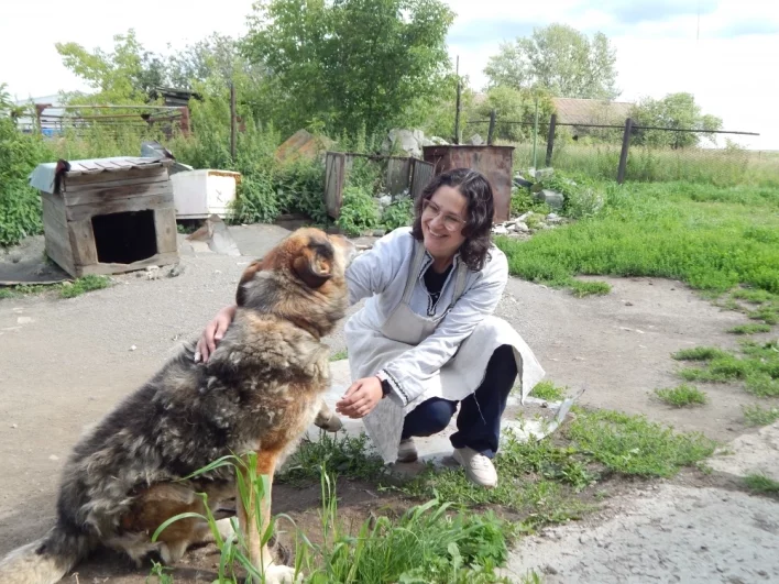 Ещё один пушистый помощник кузнеца, пёс Тоша, с радостью встречает гостей, но панибратства не допускает.