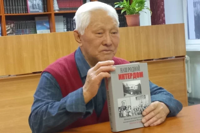Писатель Анатолий Ли с книгой "Наш родной Интердом"