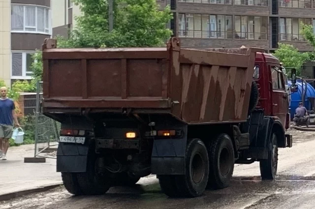 КамАЗ приехал на улицу Сокольскую, чтобы откачать воду