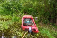 8 августа семья ханты отправилась на моторной лодке по реке к стойбищу. 