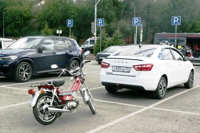 Платят горожане теперь не только за стоянку авто, но также скутеров и электросамокатов. 