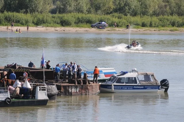 «Прогулочный теплоход набрал хорошую скорость, прошло буквально минут 20-25, как они отчалили от берега и вдруг, сильный удар».