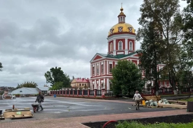  До середины сентября на площади поставят новый арт-объект — Ворота русского севера.