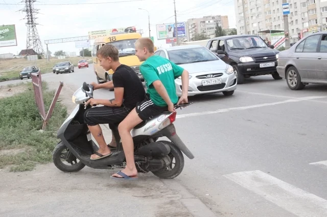 Управлять мототранспортом без специальной экипировки опасно.