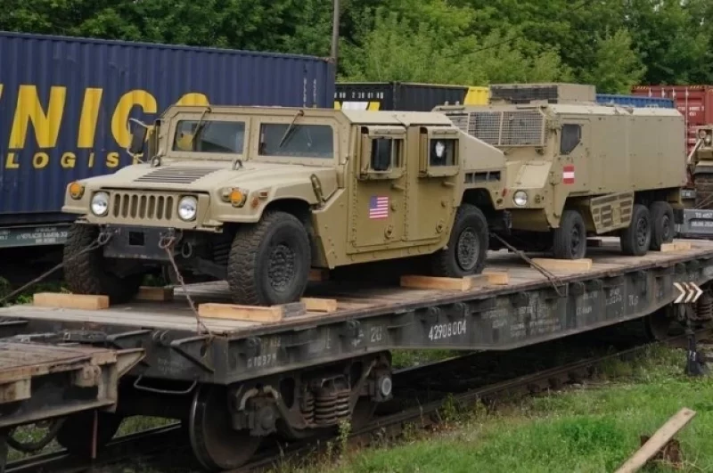 На выставке представлено 14 единиц военной техники. 