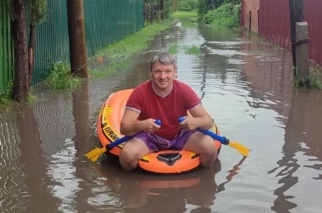 По затопленной дачной аллее можно передвигаться только на лодке.