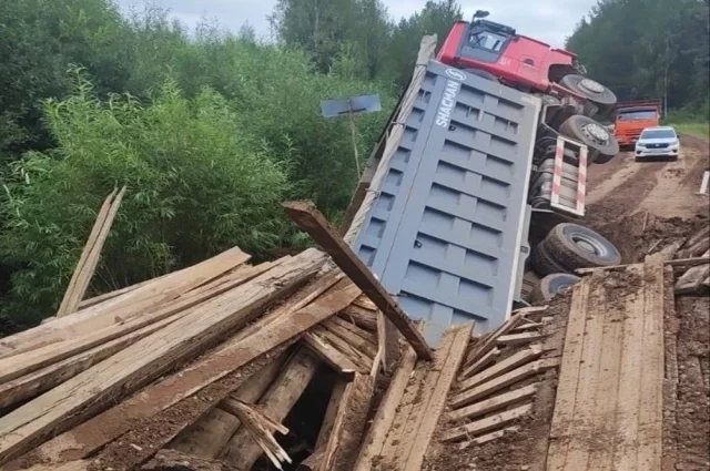 Грузовик ехал с большим перевесом