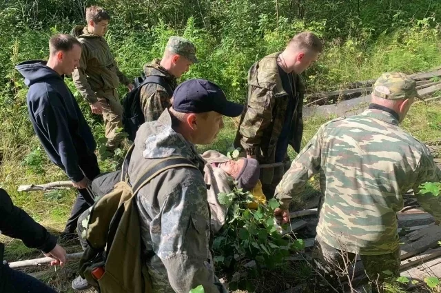 Женщину несколько километров несли на сделанных из подручных материалов носилках.