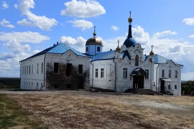 Когда-то здесь совершались службы и было много прихожан...