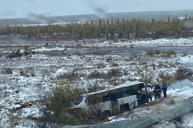 Автобус съехал на обочину и перевернулся.  