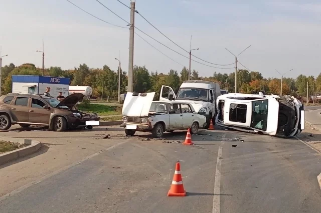 После аварии один из автомобилей перевернулся