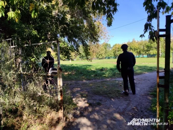 У всех входом и выходов, тропинок у заборов дежурят полицейские. Местные жители идут в обход. 