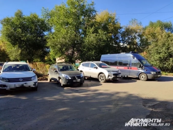 Представители правоохранительных органов продолжают приезжать в школу. 