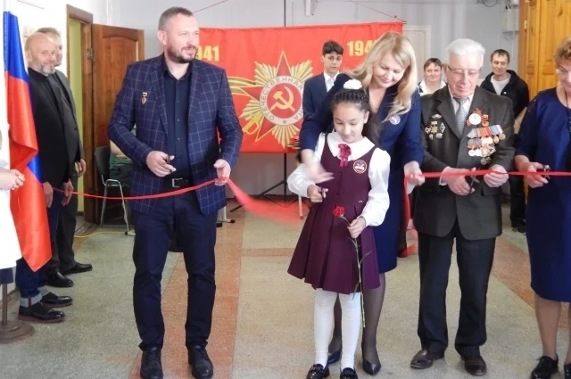 В школах всё чаще появляются музеи, посвящённые событиям Великой Отечественной войны. Максим Чванов, Елена Константинова и Владимир Константинов торжественно перерезают ленточку, открывая уголок памяти.