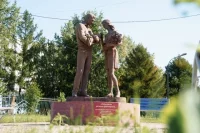 Но сколько бы ни было в городе скульптур и памятников, прочность семейных уз в первую очередь зависит от самих пар. 