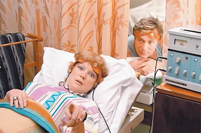 Герой Александра Михайлова Василий Кузякин из фильма «Любовь и голуби» не устоял против курортного романа с Раисой Захаровной, которую сыграла Людмила Гурченко. Потом Василий раскаялся и долго сожалел, страдал. В итоге семья приняла его обратно.