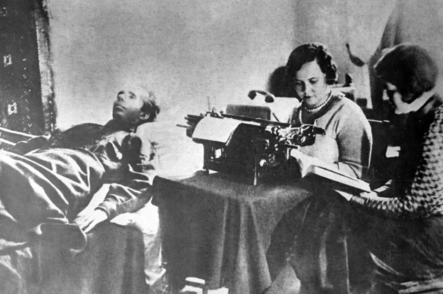 Николай Островский, измученный болезнями, диктует свою книгу машинистке жене Раисе, 1935 год.