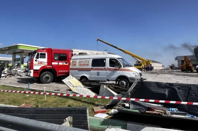 Место взрыва оцеплено, полиция не пускает гражданских.  