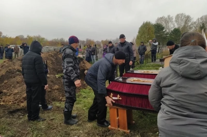 Родители ни на шаг не отходили от гробов.