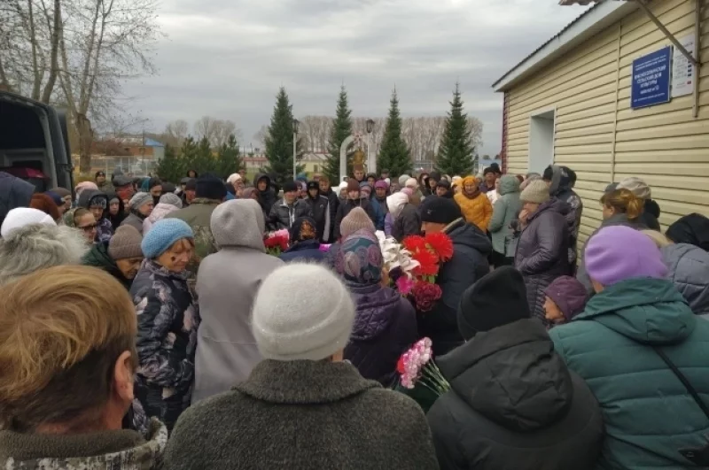 По примерным подсчётам, проститься с детьми пришли три сотни человек.