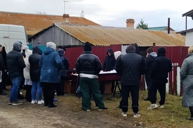 Сибиряки начали собираться у дома погибших детей, чтобы попрощаться.