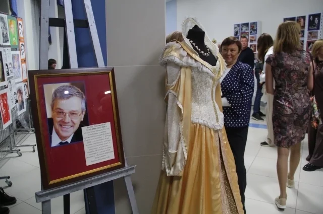 Портрет основателя театра Вадима Решетникова встречал всех в фойе Концерт-холла. 