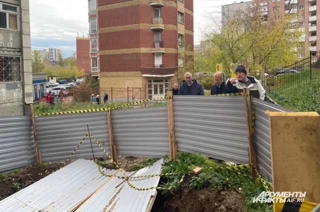 Жители дома на улице Революции, 5 встретились с райадминистрацией 9 октября