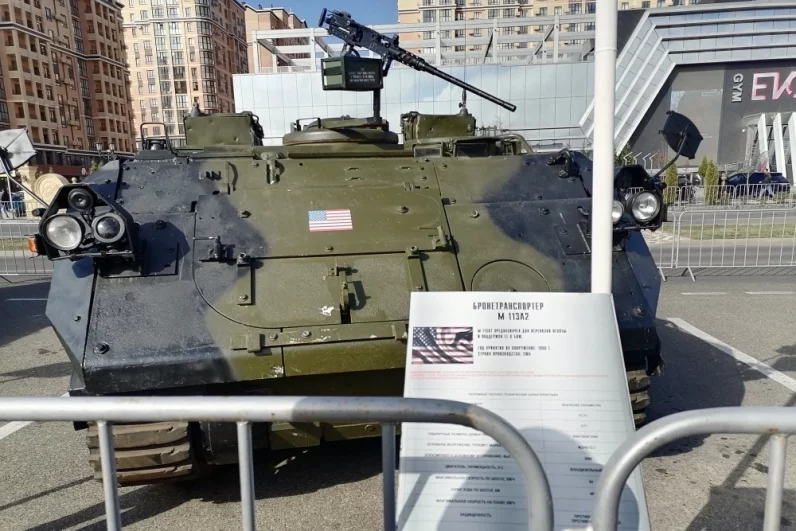 Бронетранспортёр M113A2 (США). Предназначен для перевозки людей. Для посадки открывается люк сзади машины. Помещается  11 человек пехоты и два члена экипажа - механик-водитель и командир, который сидит за крупнокалиберным пулемётом 12,7 мм. Взят в селе Георгиевка Донецкой Народной Республики, где противник прятал его под маскировочной сетью.