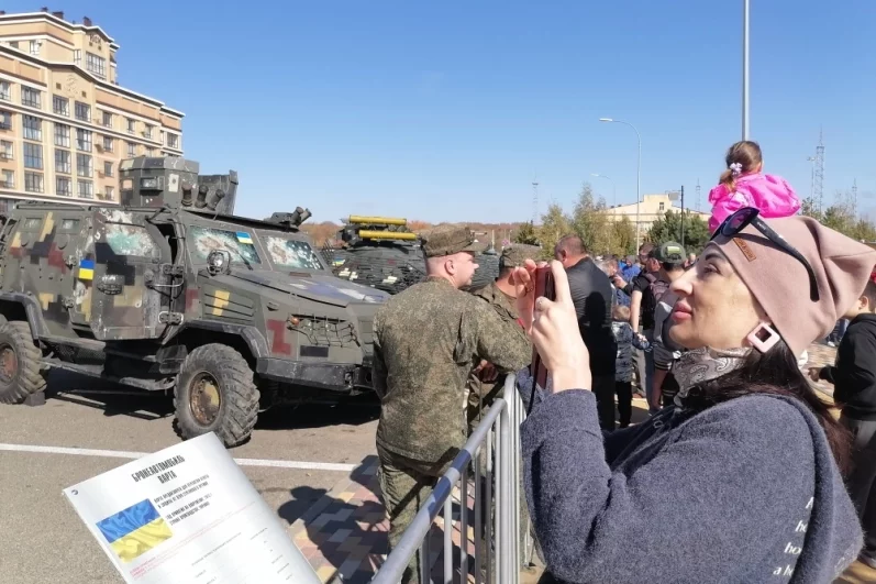 Бронемашина «Варта». Предназначена для перевозки личного состава. Изготавливалась на заводе в Харькове. Ходовая от МАЗа, двигатель китайский, броня шведская, пулемёт и радиостанция американские. Военнослужащий ВСУ сдался и отдал машину на территории ДНР.