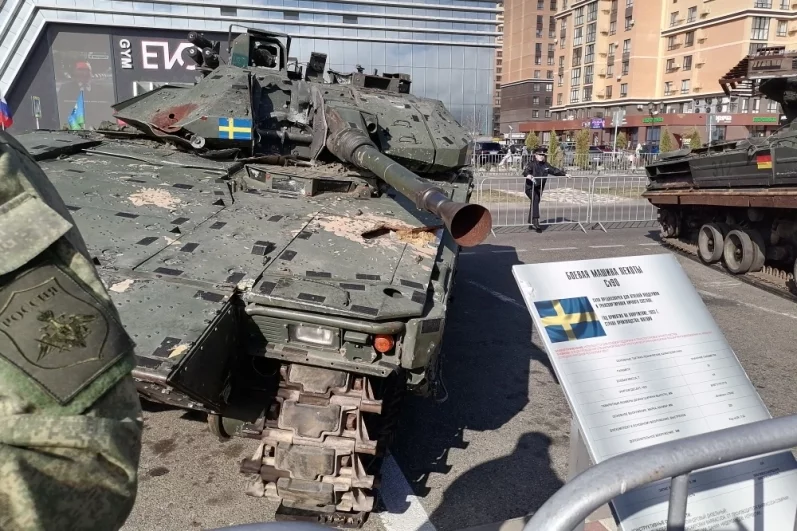 БМП CV90 (Швеция). Считается лучшей в мире по классификации НАТО. Уничтожена в Авдеевке. Командир экипажа поражён в башне кумулятивным зарядом, затем  уничтожены тепловизионный и ночной прицел. БМП подорвалась на мине и была добита в борт из РПГ-7.  Водитель и оператор-наводчик взяты в плен. 