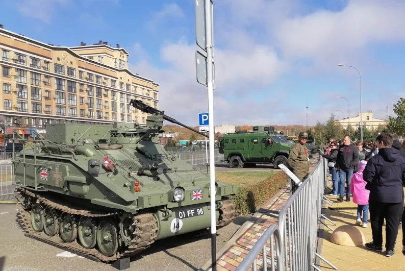 Гусеничный бронетранспортёр FV103 Spartan (Великобритания).  Манёвренный, скоростной, скрытный. Захвачен в Авдеевке при освобождении города в феврале 2024 года. Гранатомётчик сбил гусеницу, обездвижил машину. Экипаж и десант выпрыгнули, но были блокированы плотным огнём пулемётчика и стрелков и сдались в плен.