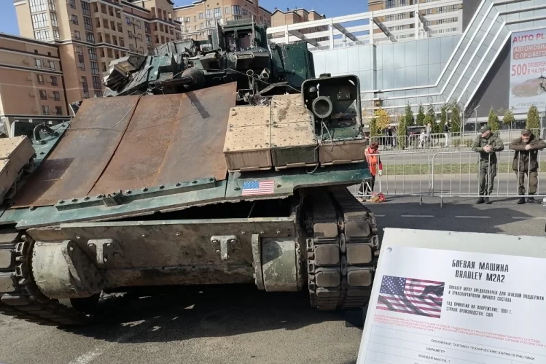 БМП M2A2 Bradley (США). Весит 30 тонн, как лёгкие танки. Шла в контратаку под городом Красногоровка Донецкой Народной Республики и была остановлена двумя прицельными выстрелами из ПТУРа. Первым деактивировали динамическую защиту, вторым пробили лобовую броню. Из-за избыточного давления при взрыве машину открыло, как консервную банку. Экипаж при таком поражении не выжил.