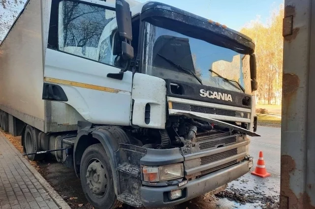 От удара кабина автомобиля Scania опрокинулась и зажала водителя