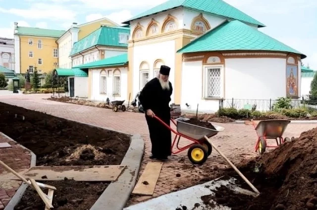 Наместник монастыря архимандрит Василий (Паскье) трудится вместе со всей братией.