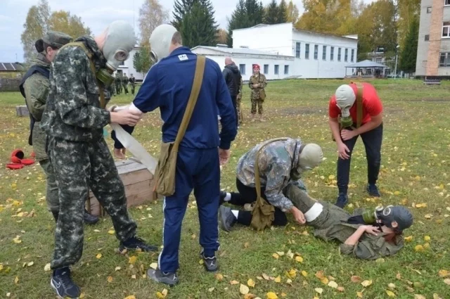 Наряду с огневой и строевой подготовкой ребята осваивают навыки медицинской помощи.