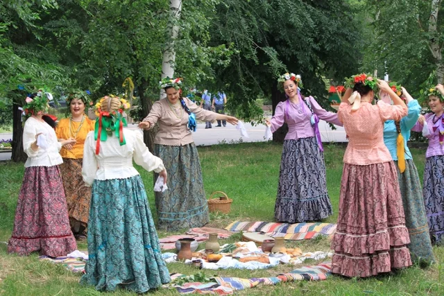 Праздник Покрова Богородицы по традиции отмечают с хороводами и песнями.