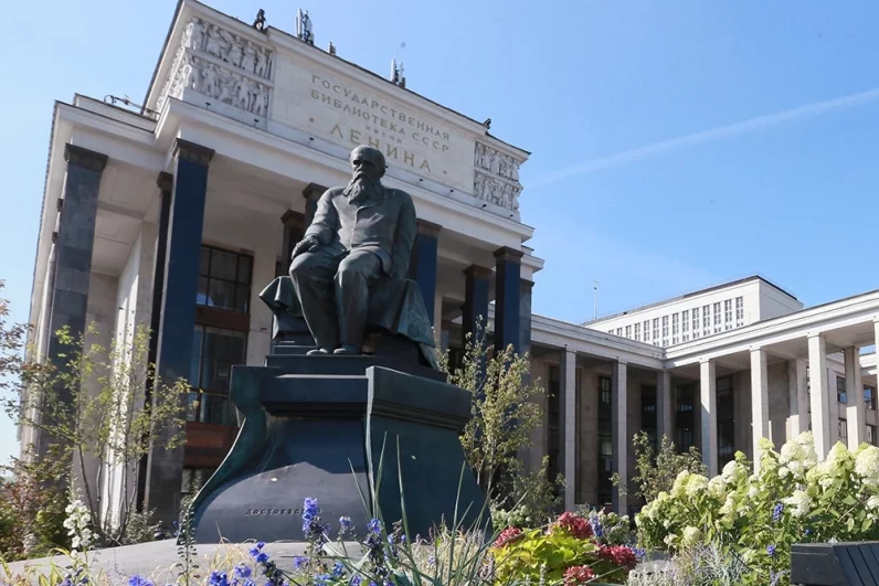 Памятник Фёдору Достоевскому у здания Российской государственной библиотеки им. Ленина.