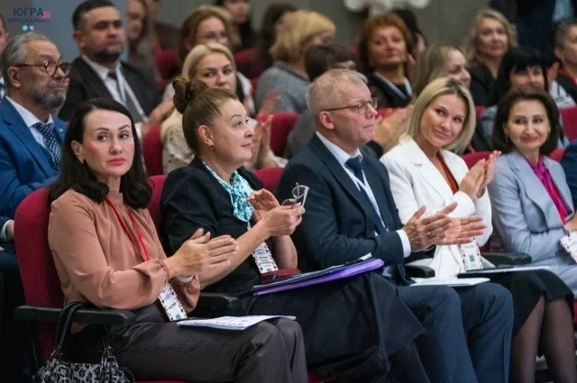 Такие мероприятия позволяют встретиться, поговорить, поздравить тех, кого наградили за профессиональные успехи.