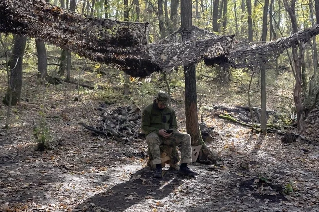 Боевик ВСУ под маскировочной сеткой