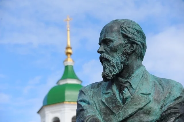 Памятник Фёдору Михайловичу Достоевскому в Тобольске.