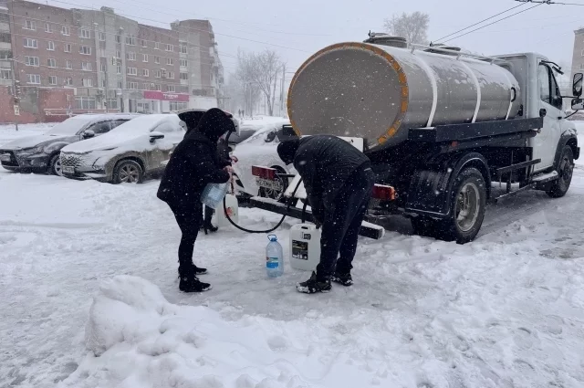 Люди жалуются на плохой подвоз воды. По их словам, машин очень мало, а в магазинах воду раскупили